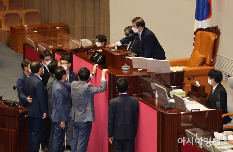박병석 국회의장이 27일 국회 본회의에 ‘검수완박’(검찰 수사·기소권 분리) 내용의 검찰청법 일부개정안을 상정하자 국민의힘 의원들 항의하고 있다./윤동주 기자 doso7@