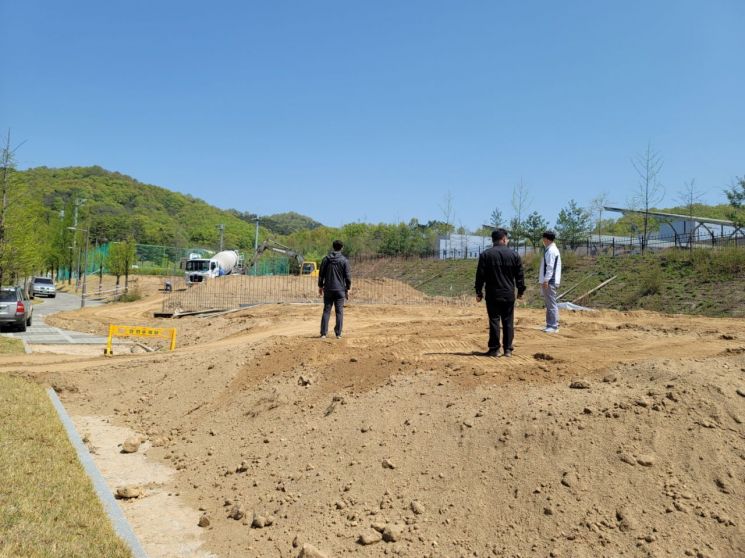 경북 김천시는 김천혁신도시(율곡동)내 생활체육시설 부지를 조성 중이다.