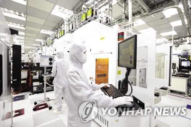 하이닉스 이천 공장에서 직원들이 근무하고 있다.