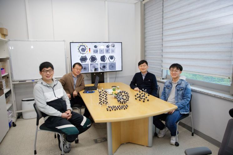 (좌측 안쪽부터 시계방향) 펑 딩 교수, 이종훈 교수, 펑닝 리우 연구원, 시아오 콩 IBS 연구위원이 기념사진을 찍고 있다.