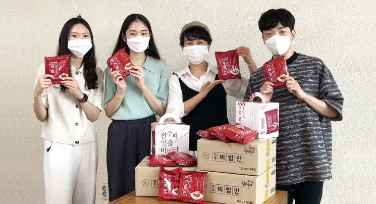 사회적기업 ㈜천년누리의 장윤영 대표(왼쪽 세 번째)와 직원들이 대표 상품인 전주비빔면을 들어 보이고 있다.(사진제공=SK이노베이션)