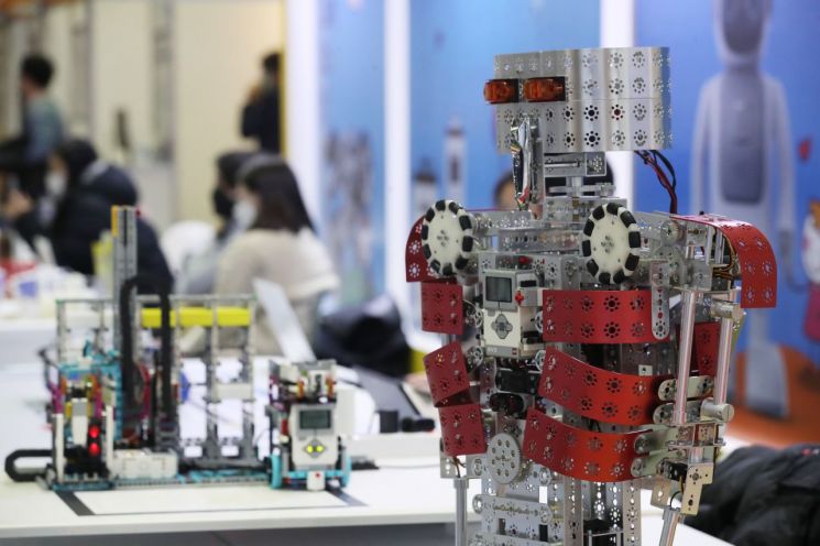 "산업용 로봇 비중 높아질 것…실적 따른 선별적 투자 필요해"