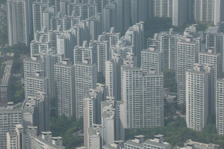 최근 5년 사이 집값이 크게 뛰면서 서울에서 중위소득 가구가 구매할 수 있는 아파트가 16.5%에서 2.7% 수준으로 급감한 것으로 나타났다. 중위소득 가구가 서울에서 대출을 끼고라도 내 집 마련에 나서는 경우, 살 수 있는 아파트가 5년 전에는 100채 중 16∼17채 정도 있었다면, 지난해에는 3채도 남지 않아게 거의 사라졌다. ＜자료:국민의힘 정우택 의원이 국회 예산정책처로부터 제출받은 '광역시도별 주택구입물량지수 현황'(2017∼2021년)＞
