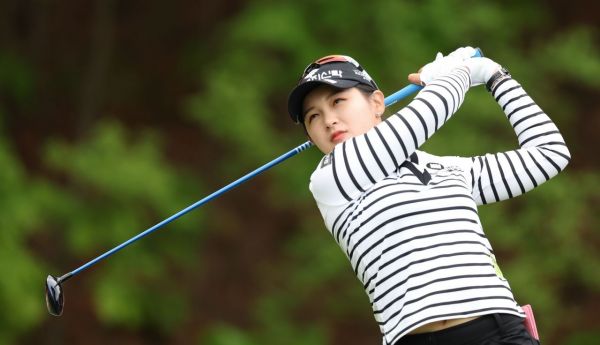 박현경이 메이저 크리스 F&C KLPGA챔피언십 셋째날 2번홀에서 티 샷을 하고 있다. 사진제공=KLPGA