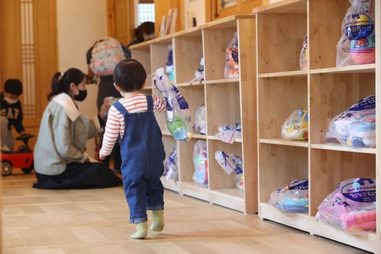 서울 종로구 옥인 육아어울림센터에 마련된 장난감도서관에서 어린이가 고른 장난감을 들고 있다. [이미지출처=연합뉴스]