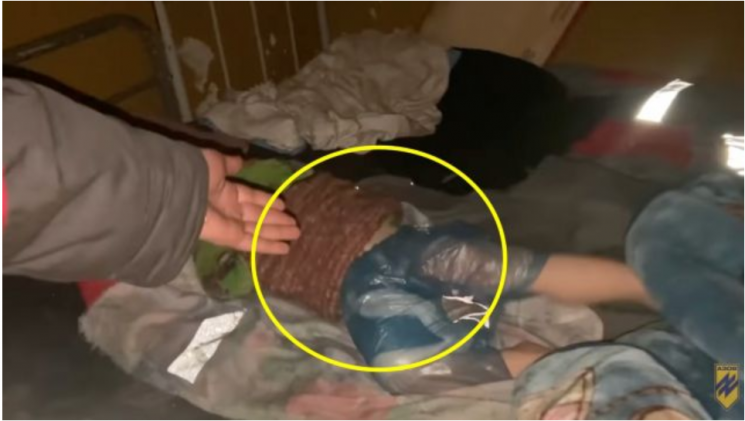 우크라이나 아조우 연대가 공개한 아조우스탈 제철소 내부 영상. 아이가 기저귀 대신 비닐봉지를 차고 있는 모습이다./사진=아조우 연대 유튜브 캡처