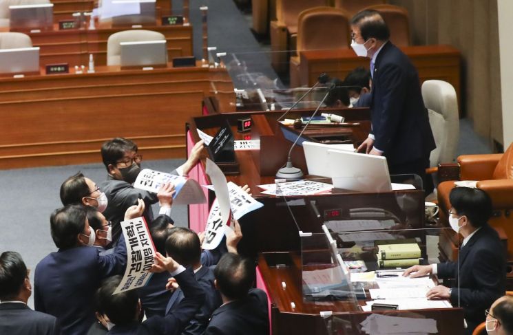 민주당 "국민의힘 불법 폭력행위, 국회법상 징계 요청"