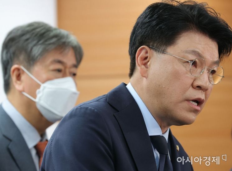 장제원 대통령 당선인 비서실장(국민의힘 의원)이 지난달 1일 오후 서울 통의동 대통령직인수위원회에서 '2실·5수석' 체제로 개편된 대통령실 인선 발표를 하고 있다. /인수위사진기자단
