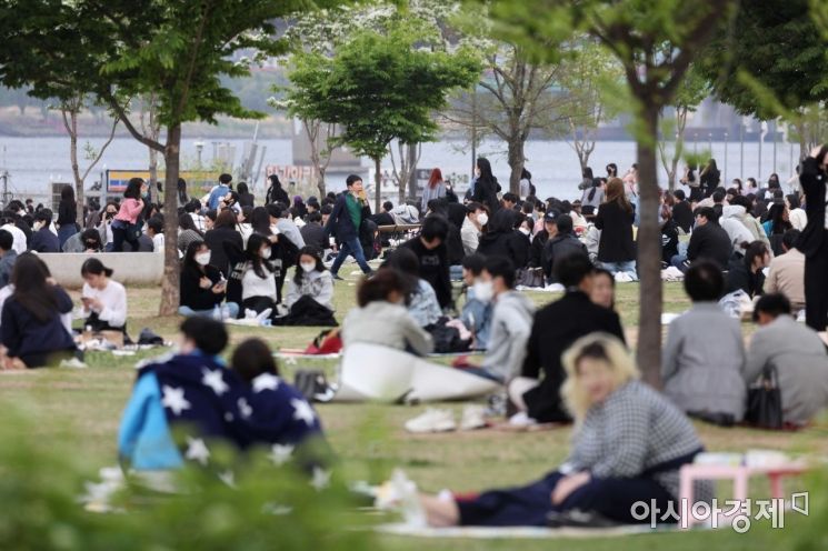 실외 마스크 착용 의무 해제를 하루 앞둔 1일 서울 여의도 한강공원에서 시민들이 휴식을 취하고 있다. /문호남 기자 munonam@