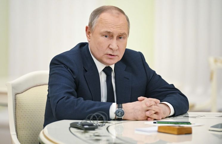 [속보] 푸틴, 보복제재 대통령령 서명…"러 제품·원자재 수출 금지"