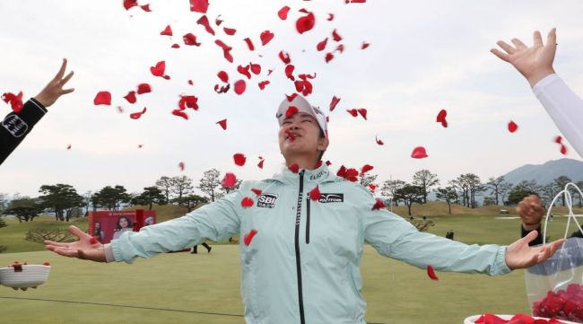 김아림이 메이저 크리스 F&C KLPGA챔피언십 우승 직후 축하 꽃잎 세례를 받고 있다. 사진제공=KLPGA