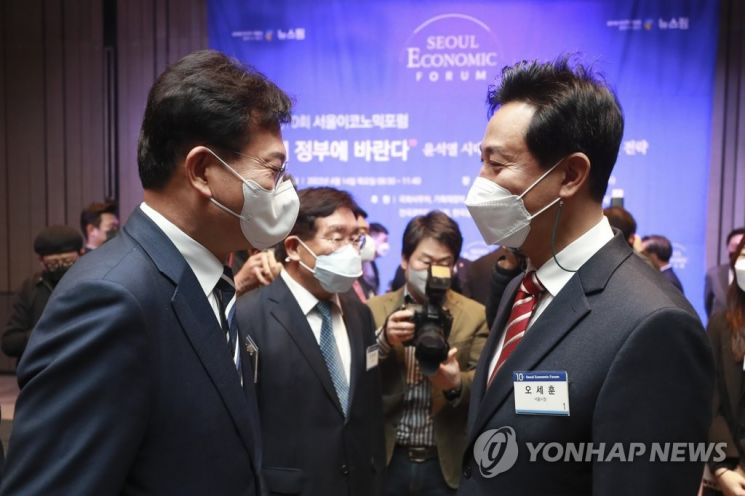 송영길 서울시장 후보(좌)와 오세훈 서울시장(우)이 14일 오전 서울 여의도 페어몬트호텔에서 열린 '제10회 서울이코노믹포럼'을 앞두고 대화하고 있다.