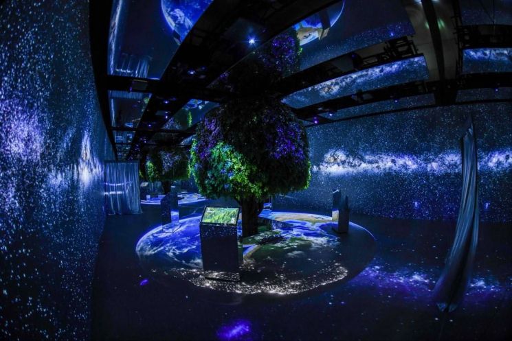 SK가 2일 서울 강남구 코엑스몰에서 열린 '제15회 세계산림총회(WFC)'에 참여해 설치한 전용 부스 '그린 포레스트 파빌리온' 중앙에 설치한 '생명의 나무' 조형물. SK의 탄소 저감 노력을 미디어 아트 형식으로 소개했다. SK는 부스에서 50년간 해온 조림사업 등 ESG(환경·사회·지배구조) 경영을 소개한다.(사진제공=SK)