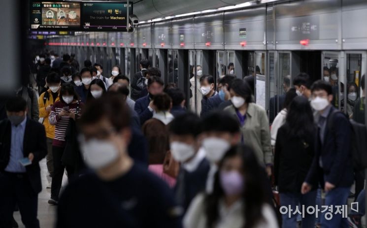 지난 5월2일 서울 지하철 광화문역에서 시민들이 발걸음을 옮기고 있다./김현민 기자 kimhyun81@
