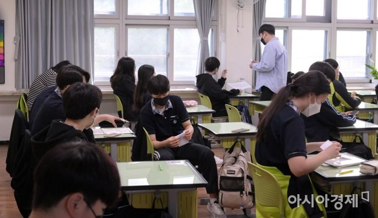 일반사회에 비해 더뎠던 학교의 일상회복이 시작된 2일 오전 서울 마포구 성서중학교에서 학생들이 수업을 하고 있다. 
2022. 5.2. 사진공동취재단