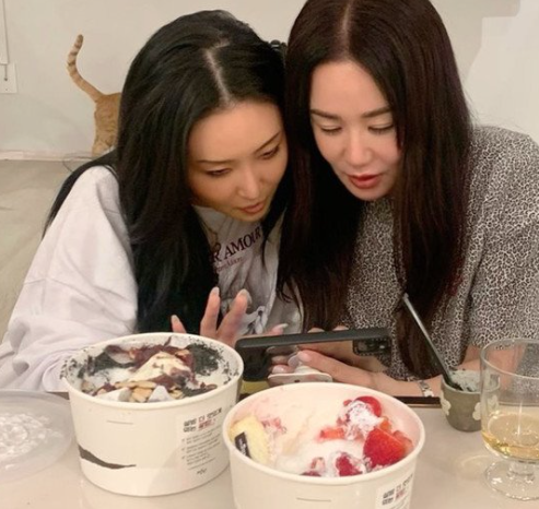 가수 엄정화가 화사와 관련한 발언을 해명했다./사진=엄정화 인스타그램 캡처.