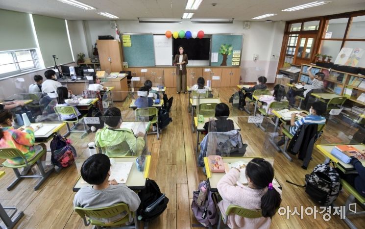 전국 모든 학교에서 정상 등교가 이뤄진 2일 서울 광진구 광장초등학교 학생들이 담임선생님에게 관련 안내를 받고 있다. 2022.05.02 사진공동취재단