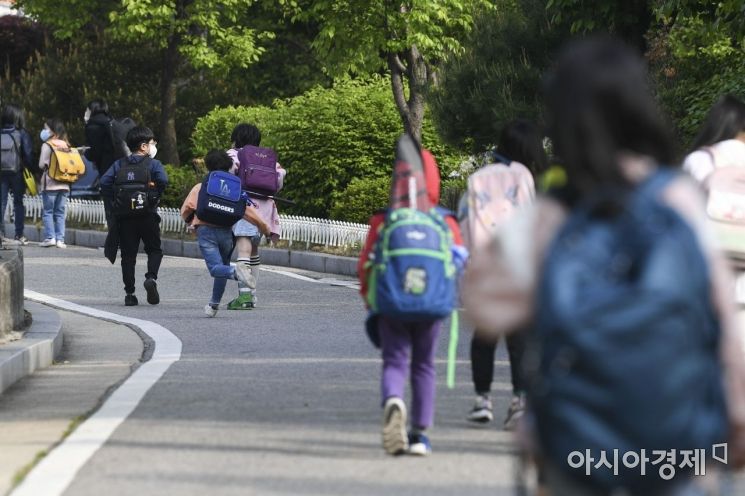 전국 모든 학교에서 정상 등교가 이뤄진 2일 서울 광진구 광장초등학교 학생들이 등교하고 있다. 2022.05.02 사진공동취재단