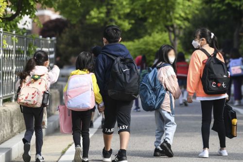 전국 모든 학교에서 정상 등교가 이뤄진 2일 서울 광진구 광장초등학교 학생들이 등교하고 있다. 2022.05.02 사진공동취재단