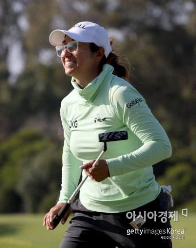 마리나 알렉스가 팰로스버디스챔피언십 최종일 18번홀에서 선두로 라운드를 마친 뒤 환하게 웃고 있다. 팰로스버디스에스테이츠(미국)=Getty images/멀티비츠