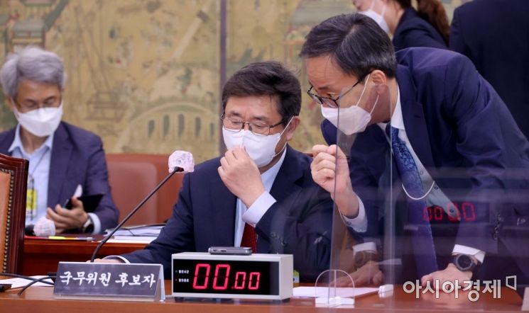박보균 문화체육관광부 장관 후보자가 2일 국회에서 열린 문화체육관광위원회 인사청문회에 출석, 청문회 시작에 앞서 문체부 관계자에게 보고를 받고 있다./윤동주 기자 doso7@