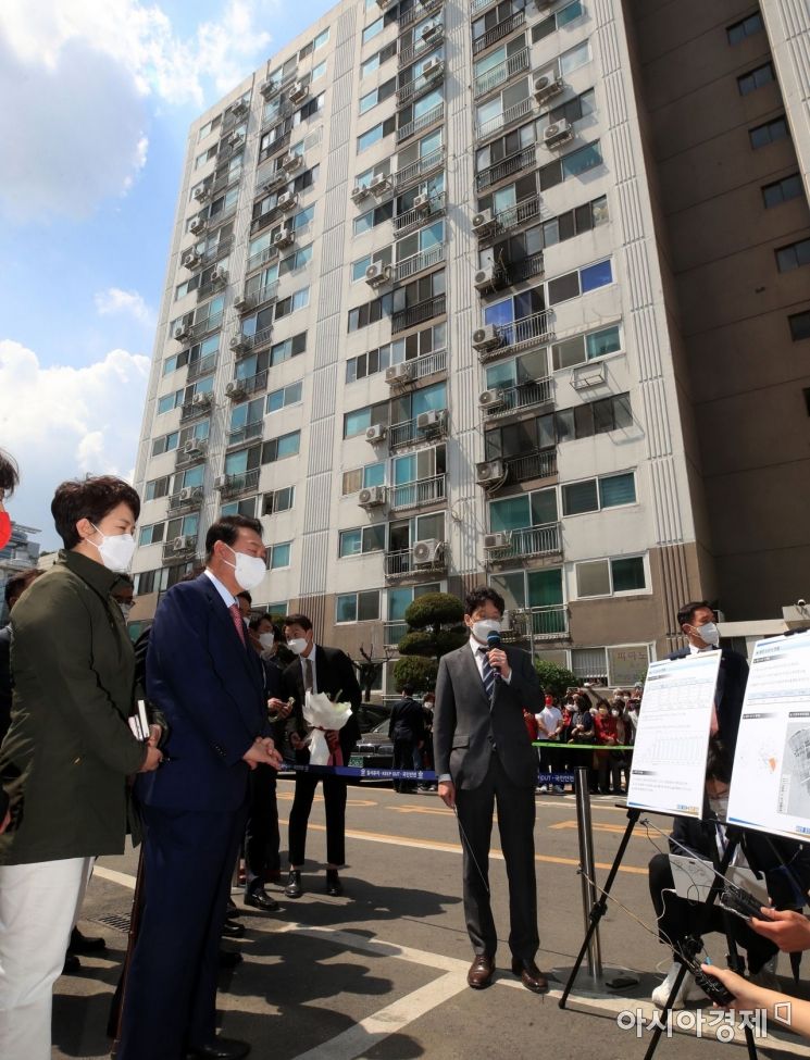 윤석열 대통령 당선인이 2일 오후 경기 안양시 동안구 초원7단지 부영아파트를 찾아 1기 신도시 노후아파트 현안 점검을 하고 있다./인수위사진기자단