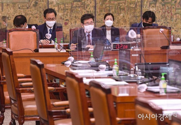 박보균 문화체육관광부 장관 후보자가 2일 국회에서 열린 문화체육관광위원회 인사청문회에 출석, 의원들 질의에 답변하고 있다./윤동주 기자 doso7@