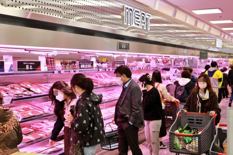 롯데마트 제타플렉스 잠실점 축산 매장에서 고객들이 상품을 둘러보고 있다.