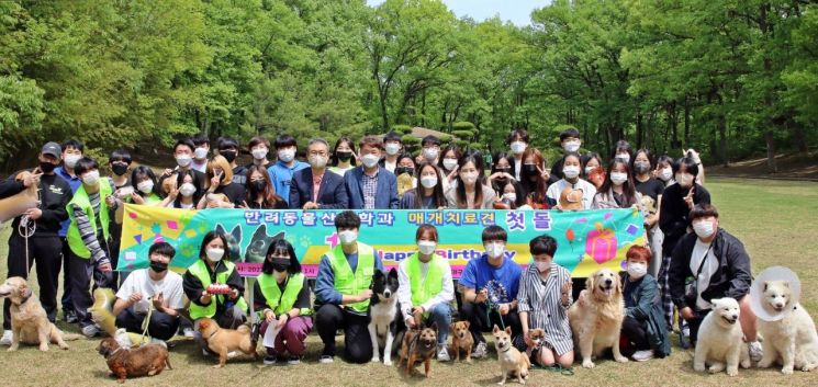 대구대학교 반려동물산업학과 학생들이 유기견 입양 1주년 돌잔치 행사를 열고 있다.