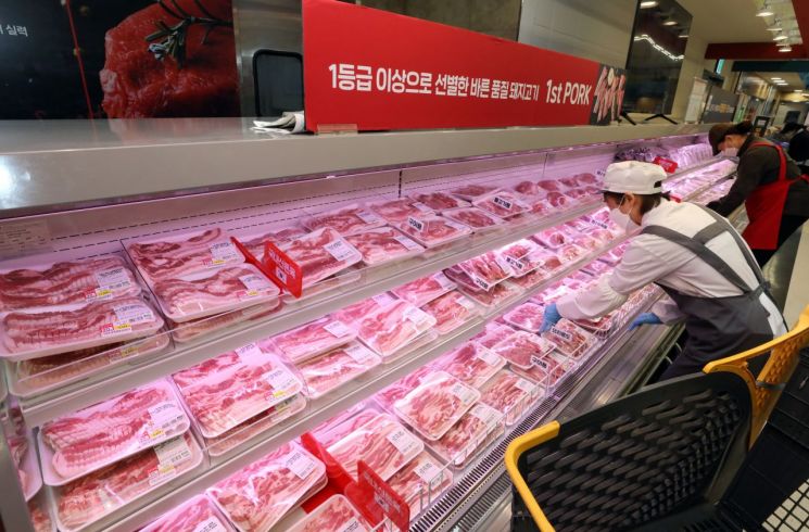 3일 서울 성동구 이마트 성수점에서 돼지고기가 판매되고 있다.