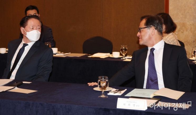 [포토]대화 나누는 우기홍 위원장과 허희영 총장 