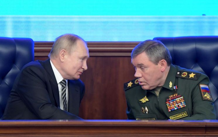 지난해 12월 발레리 게라시모프 러시아 총참모장(오른쪽)이 블라디미르 푸틴 러시아 대통령(왼쪽)과 회의하는 모습. [이미지출처=EPA연합뉴스]