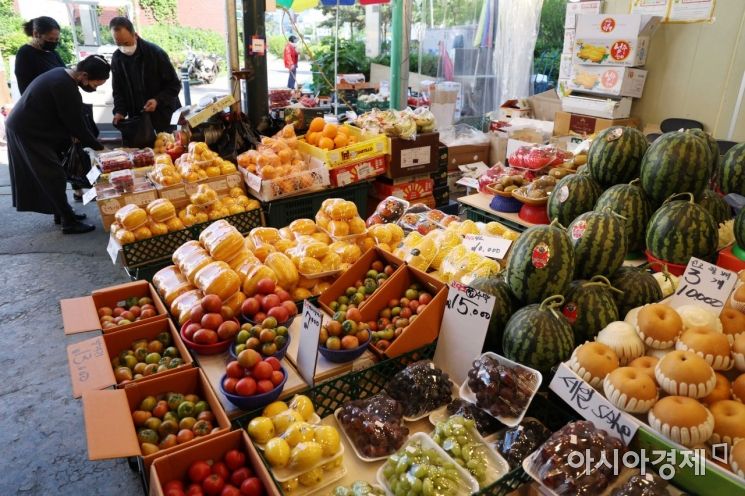 4월 소비자물가 상승률이 2008년 금융위기 이후 최고 수준인 4%대 후반으로 치솟았다. 3일 서울 서대문구 영천시장에서 시민들이 장을 보고 있다. /문호남 기자 munonam@