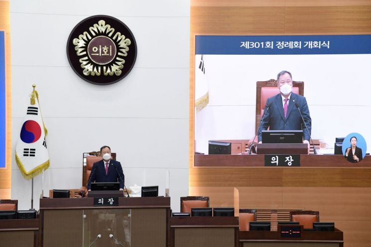 김인호 서울시의회 의장 본회의 사회 장면