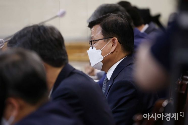 이원덕 우리은행장이 3일 서울 중구 은행연합회에서 정은보 금융감독원장 주재로 열린 은행장 간담회에서 눈을 감고 있다. /문호남 기자 munonam@