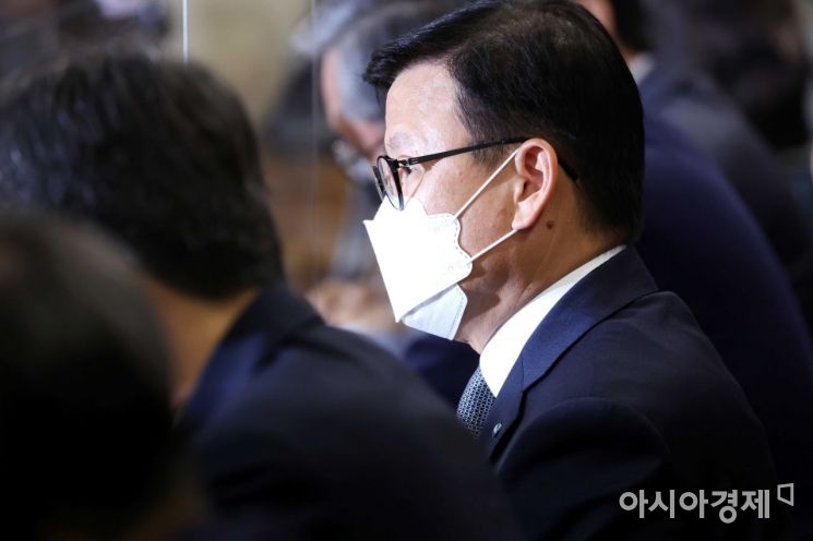 이원덕 우리은행장이 3일 서울 중구 은행연합회에서 정은보 금융감독원장 주재로 열린 은행장 간담회에 참석해 있다. /문호남 기자 munonam@