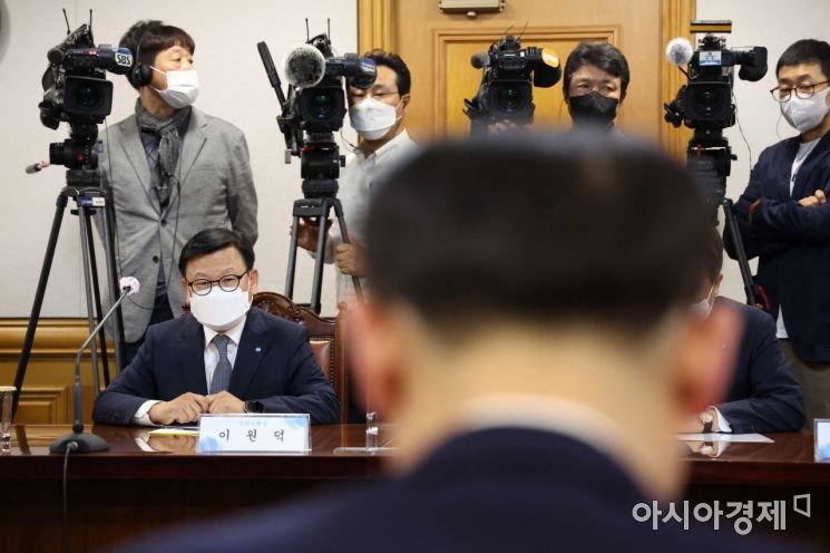 이원덕 우리은행장이 3일 서울 중구 은행연합회에서 정은보 금융감독원장 주재로 열린 은행장 간담회에 참석해 있다. /문호남 기자 munonam@