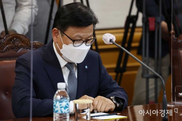이원덕 우리은행장이 3일 서울 중구 은행연합회에서 정은보 금융감독원장 주재로 열린 은행장 간담회에서 고개를 숙이고 있다. /문호남 기자 munonam@
