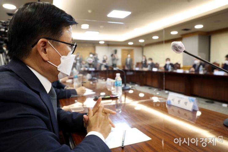 이원덕 우리은행장이 3일 서울 중구 은행연합회에서 정은보 금융감독원장 주재로 열린 은행장 간담회에서 두 손을 모은 채 눈을 감고 있다. /문호남 기자 munonam@