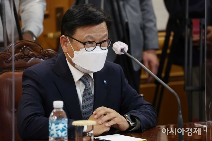 이원덕 우리은행장이 3일 서울 중구 은행연합회에서 정은보 금융감독원장 주재로 열린 은행장 간담회에 참석해 있다. /문호남 기자 munonam@