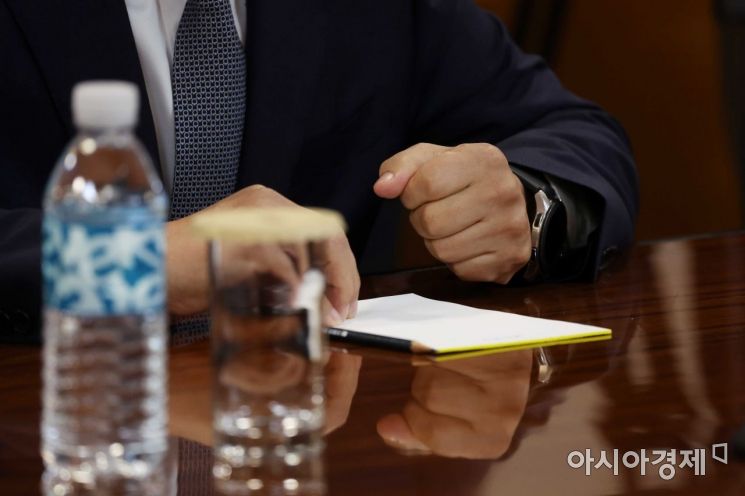 이원덕 우리은행장이 3일 서울 중구 은행연합회에서 정은보 금융감독원장 주재로 열린 은행장 간담회에서 주먹을 쥐고 있다. /문호남 기자 munonam@