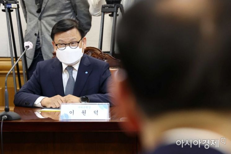 이원덕 우리은행장이 3일 서울 중구 은행연합회에서 정은보 금융감독원장 주재로 열린 은행장 간담회에 참석해 있다. /문호남 기자 munonam@