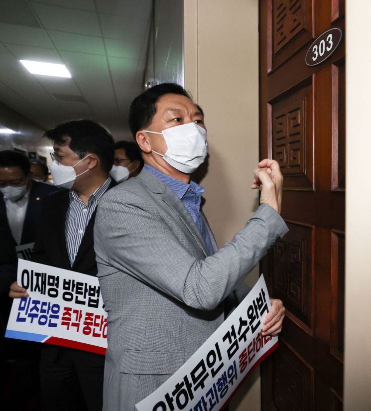 칼 꺼낸 민주당… '위원장석 점거' 김기현·'의장 모욕' 배현진 징계 요구