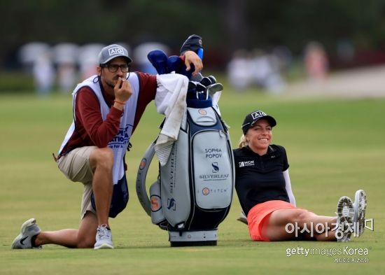 (Golf topic) The “supporting power” of “Major Champ” Popov... "Husband Caddy leads collaboration for first place in US Open local qualifying"