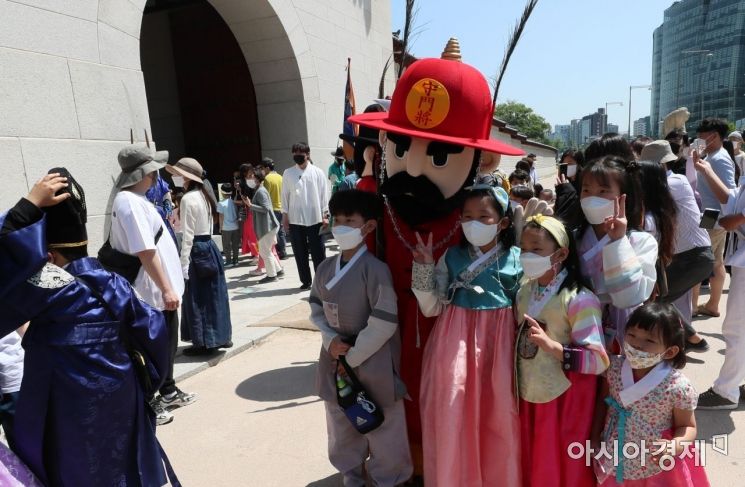 어린이날을 맞은 5일 서울 종로구 경복궁 광화문 앞에서 '인형 탈 광화문 파수 의식' 이벤트를 찾은 아이들이 인형탈을 쓴 수문장과 기념촬영을 하며 즐거운 시간을 보내고 있다. 경복궁 수문장 교대 의식은 지난 2002년에 첫 시행해, 올해로 20주년을 맞는 고궁 대표 문화행사다./윤동주 기자 doso7@