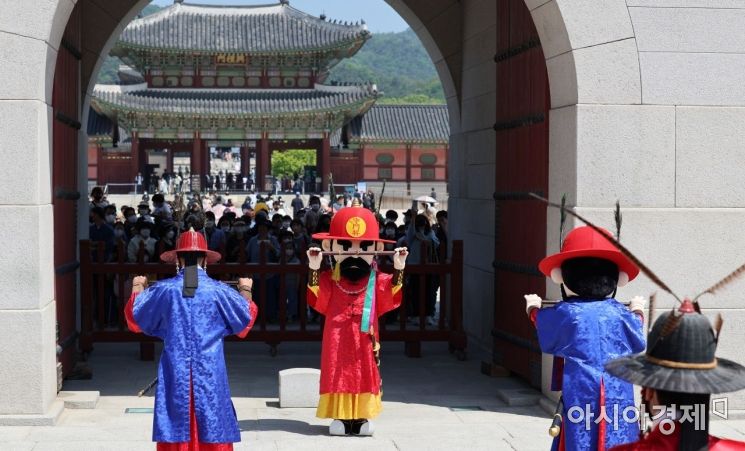 어린이날을 맞은 5일 서울 종로구 경복궁 광화문 앞에서 '인형 탈 광화문 파수 의식' 이벤트가 열리고 있다. 경복궁 수문장 교대 의식은 지난 2002년에 첫 시행해, 올해로 20주년을 맞는 고궁 대표 문화행사다./윤동주 기자 doso7@