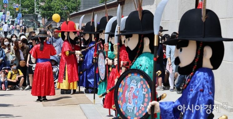 어린이날을 맞은 5일 서울 종로구 경복궁 광화문 앞에서 '인형 탈 광화문 파수 의식' 이벤트가 열리고 있다. 경복궁 수문장 교대 의식은 지난 2002년에 첫 시행해, 올해로 20주년을 맞는 고궁 대표 문화행사다./윤동주 기자 doso7@