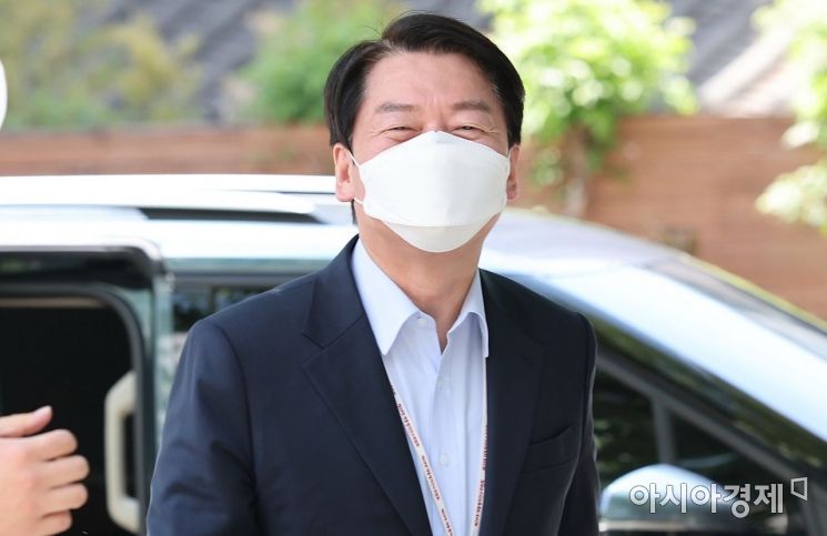 안철수 대통령직인수위원장이 5일 서울 종로구 통의동 인수위 사무실로 출근하고 있다./인수위사진기자단