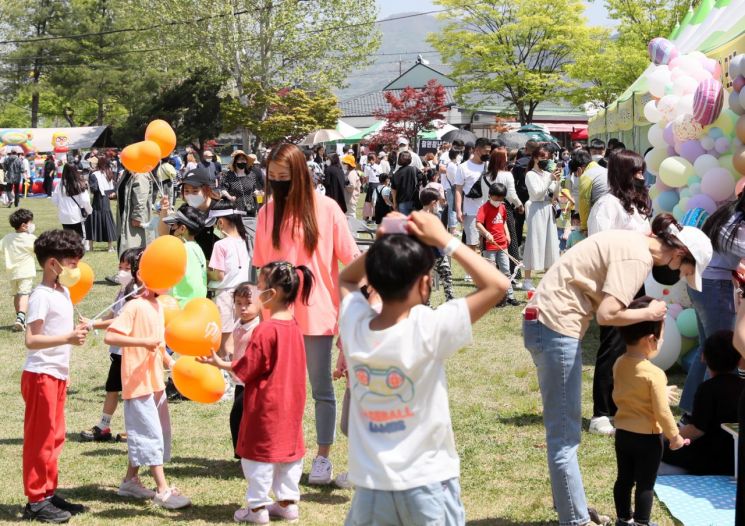 5일 강원 철원군 고석정 잔디광장에서 열린 어린이날 100주년 축제에서 어린이들이 즐거운 시간을 보내고 있다. [이미지출처=연합뉴스]