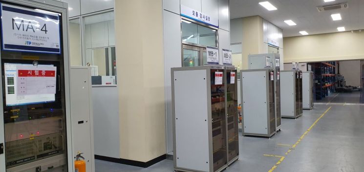 제주도의 제주테크노파크(JTP) 에너지융합센터에서 운영하는 전기차배터리산업화센터 내부 모습. 폐배터리의 시험 평가가 진행되는 팩과 모듈 검사실.
사진=유현석 기자
